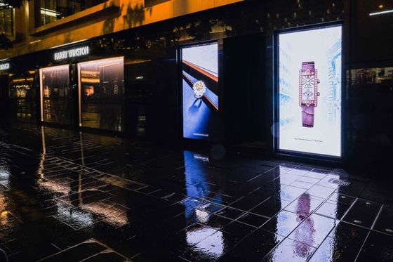 GA серии P4 Плакат LED дисплей W1366 * H1920 мм Модуль Размер 320 * 160 мм IP65 Наружная установка 8000 нит